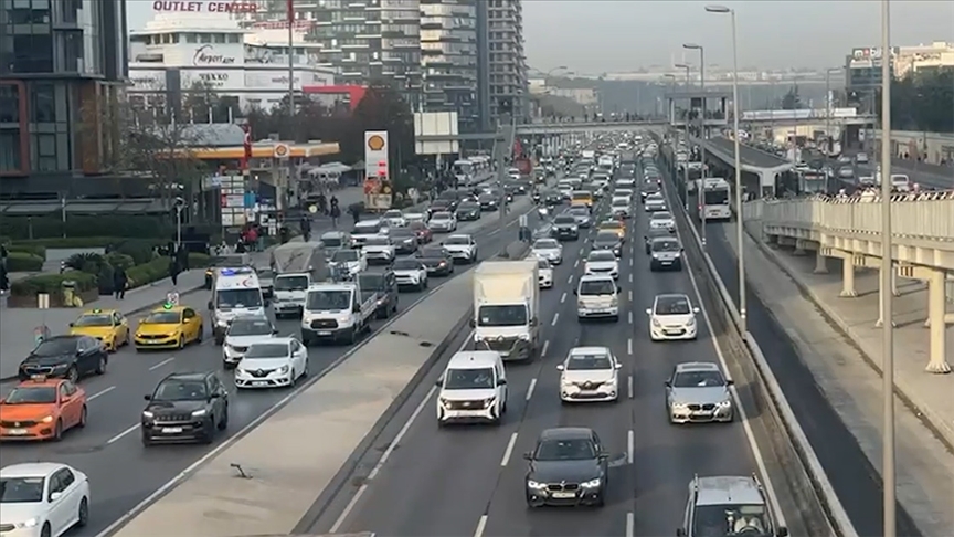 İstanbul'da haftanın ilk iş gününde trafik yoğunluğu yaşandı