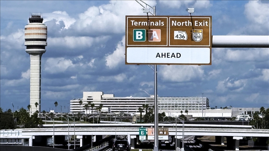 Trump calls on US air traffic controllers to return to work