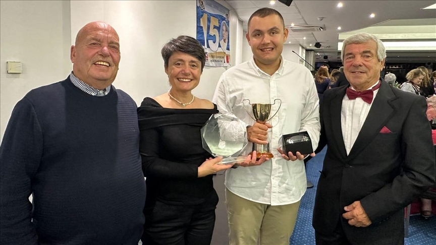 Ultra maraton yüzücüsü otizmli Tuna Tunca\'ya İngiltere\'den ödül