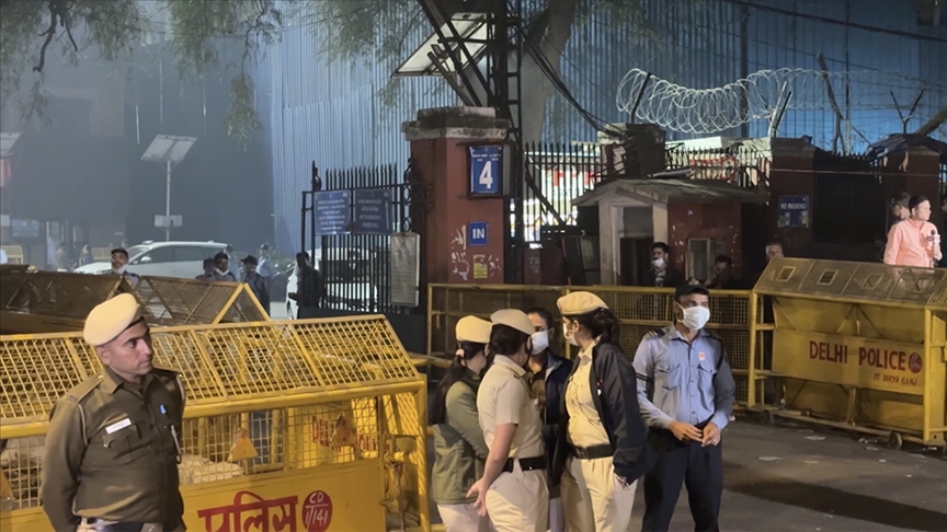 Hindistan'ın başkenti Yeni Delhi'de bir araçta meydana gelen patlamada 8 kişi hayatını kaybetti