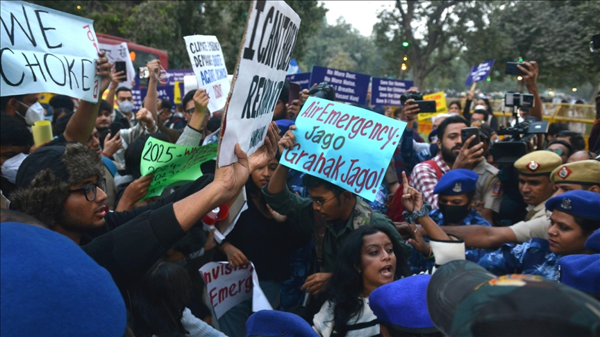 Indi  qindra persona protestojnë kundër niveleve të rrezikshme të ndotjes së ajrit