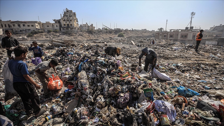 Gazzeliler, zehirli gazların yayıldığı çöplüklerin yakınında yaşamak zorunda kalıyor