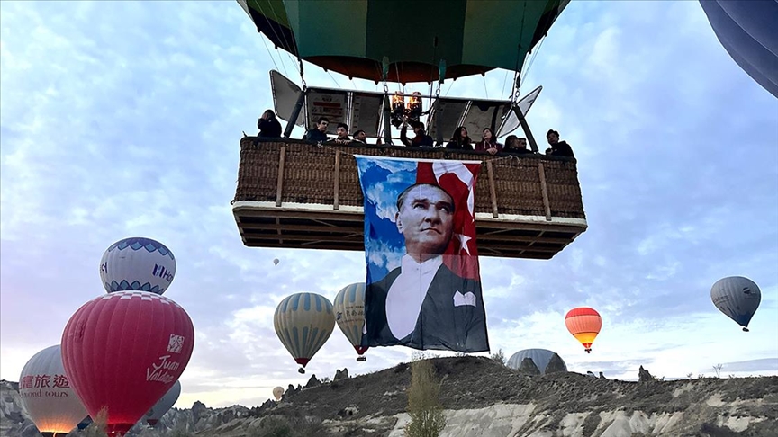 Балони на топол воздух со турски знамиња и постери на Ататурк го украсија небото над Кападокија