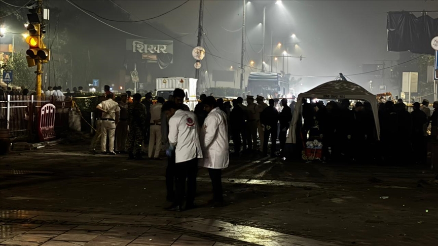 Hindistan\'ın başkenti Yeni Delhi\'de bir araçta meydana gelen patlamada 8 kişi hayatını kaybetti