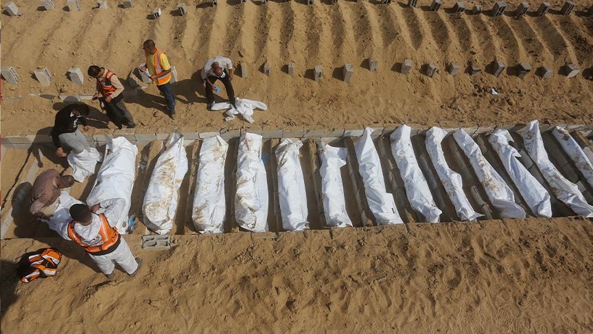 غزة.. دفن 38 فلسطينيًا مجهولي الهوية بدير البلح بعلامات تعذيب