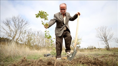 Emekli orman mühendisi ağaç sevgisiyle gençlere örnek oluyor
