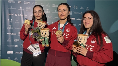 Kadın milli halterciler, Riyad'da kazandıkları 9 altın madalyayı Atatürk'e "armağan" etti