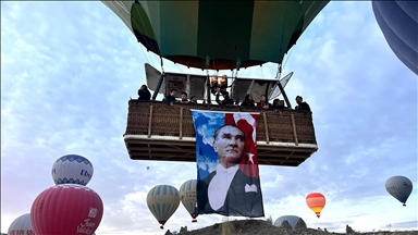 مناطيد كبادوكيا تحلق بالعلم التركي وصور أتاتورك