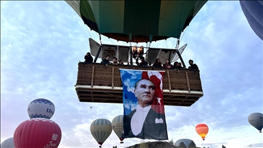 Kapadokya, balonat fluturuan me flamuj turq dhe postera të Ataturkut