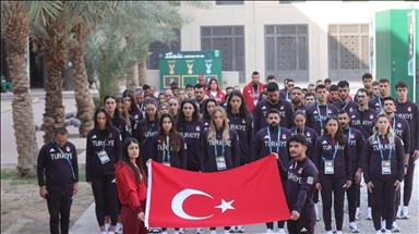 6. İslami Dayanışma Oyunları'nda mücadele eden milli sporculardan Atatürk'e saygı duruşu