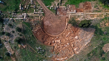 Gölyazı'daki antik tiyatroda seyirci basamakları orijinal yerlerine yerleştiriliyor