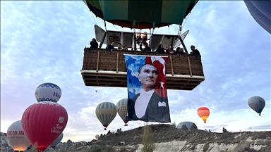 Балони на топол воздух со турски знамиња и постери на Ататурк го украсија небото над Кападокија