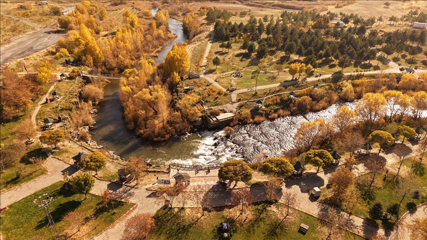 Li Wanê Parka Siruştê ya Încî Kefalî bi rengên payîzê va xemilî