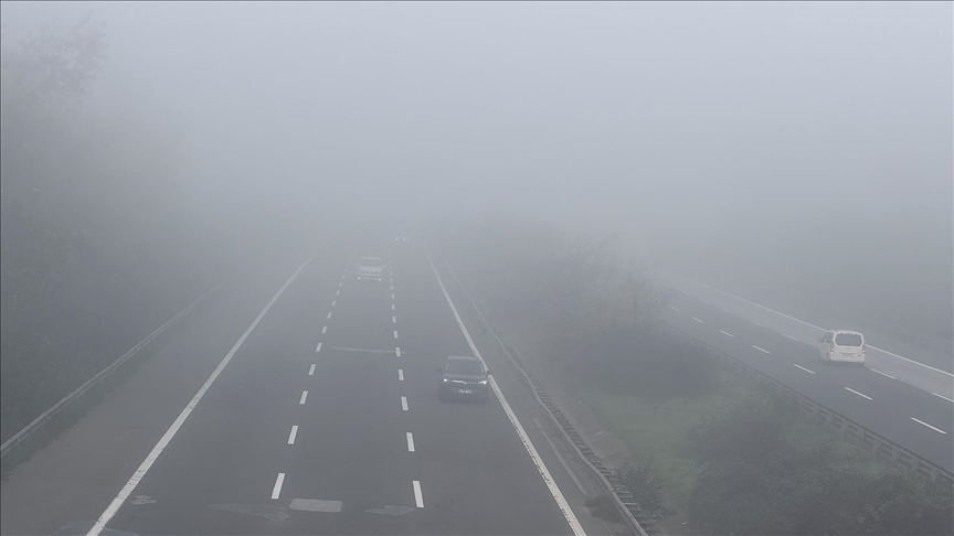 Anadolu Otoyolu'nun Düzce kesiminde sis etkili oldu