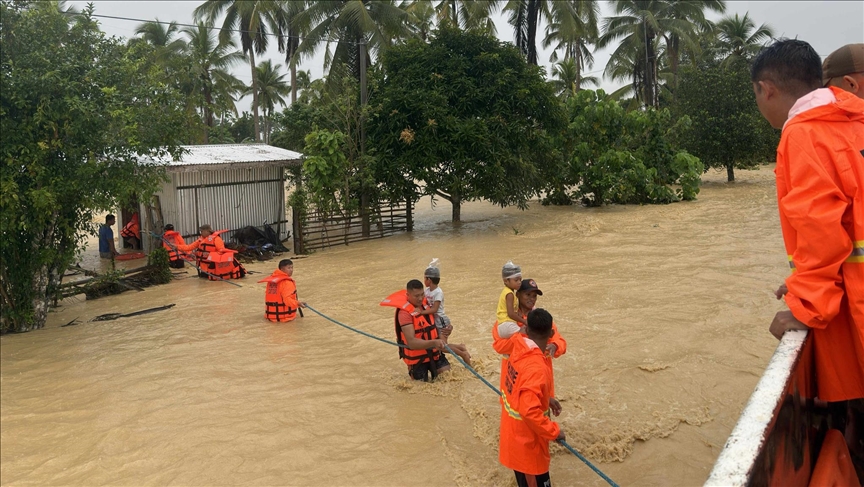 18 загинати и двајца исчезнати поради тајфунот Фунг-вонг кој расели над 2 милиони лица на Филипините