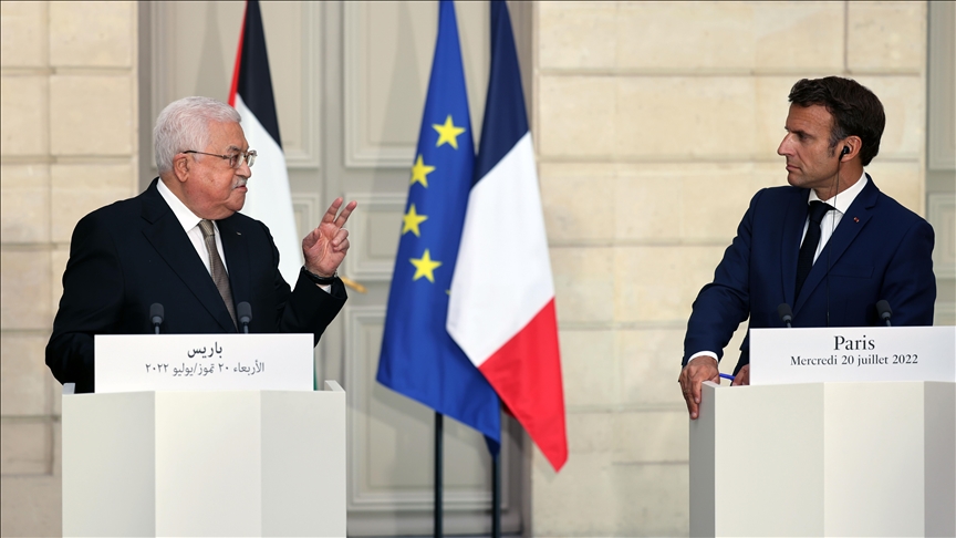 Mahmoud Abbas est arrivé à Paris avant une rencontre prévue mardi avec Emmanuel Macron