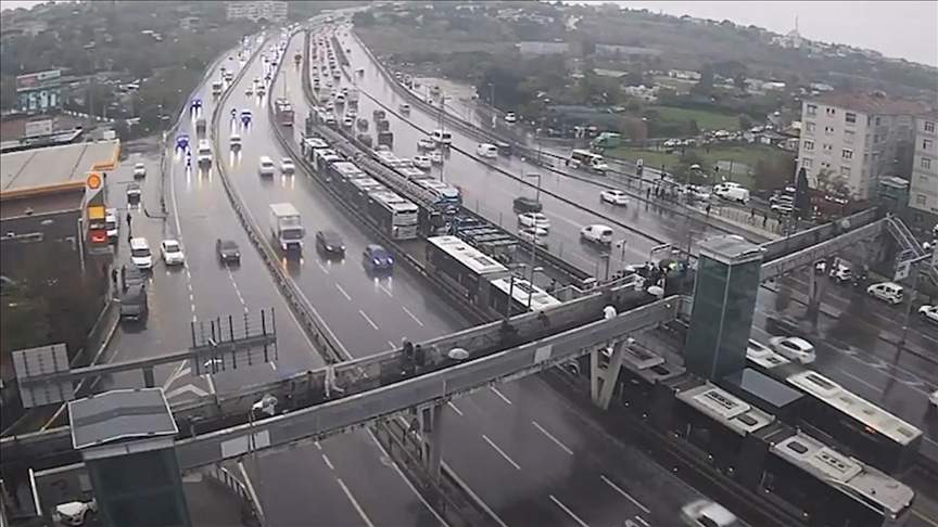 Avcılar'da arızalanan metrobüs yoğunluğa neden oldu