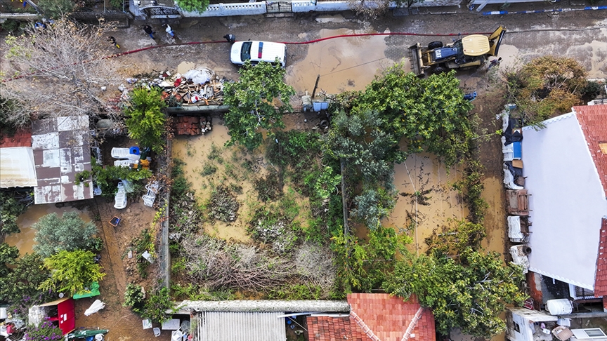 İzmir'in Foça ilçesinde sağanak etkili oluyor