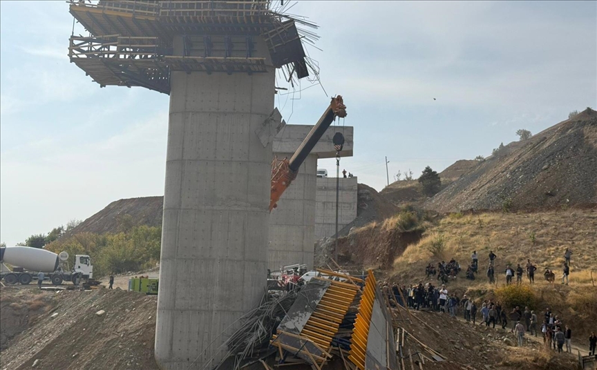 Li Diyarbekirê ji ber ku îskeleya înşaetê hilweşiya, 4 karker mirin û karkerek jî birîndar bû