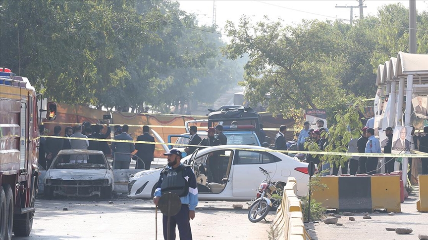 Pakistan'da mahkeme binası yakınlarında intihar saldırısında 12 kişi hayatını kaybetti