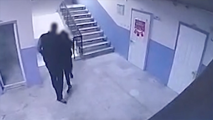 Manisa\'da otizmli öğrenciyi merdivenden iten okul müdürü gözaltına alındı