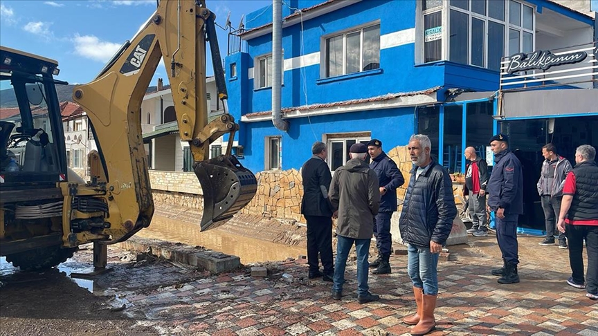 İzmir\'in Foça ilçesinde sağanak etkili oluyor