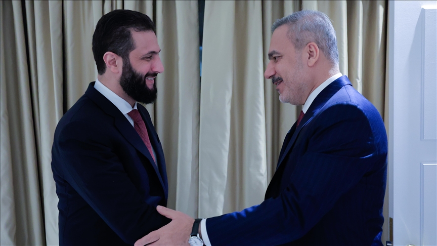 Le chef de la diplomatie turque rencontre le président syrien al-Charaa à Washington