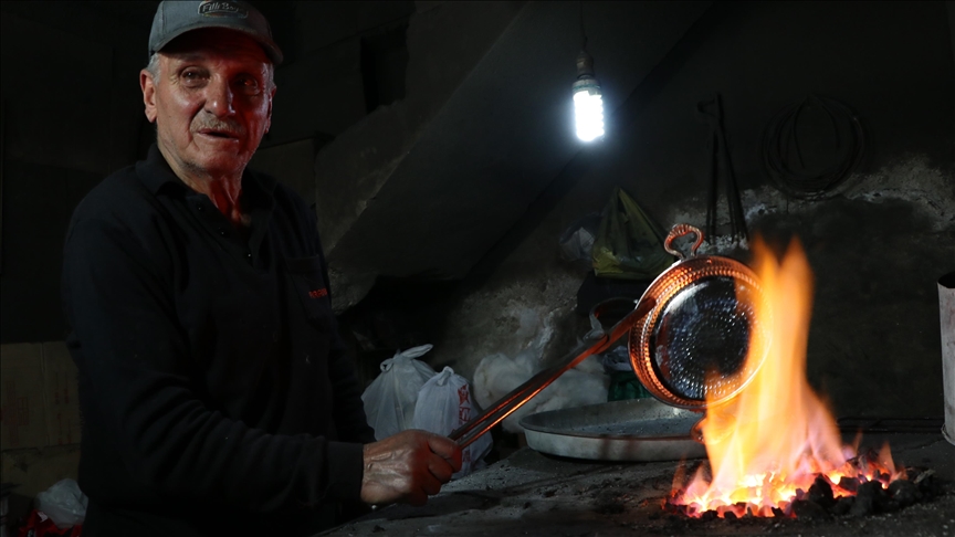 Fuat Kavgaciyê yek ji hosteyên qelayê yên dawî yên ji Erziromê ye, 61 sal in agirê xwe venamirîne