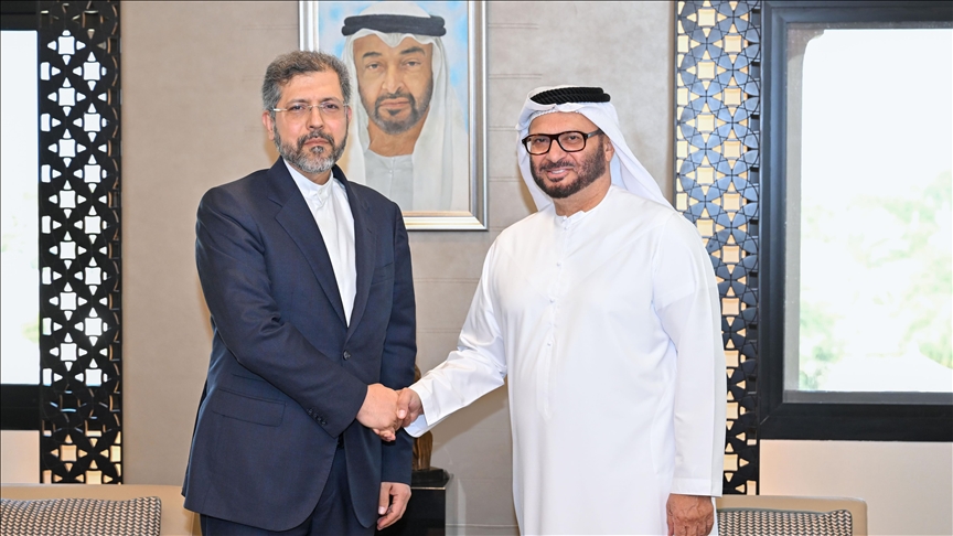 الإمارات وإيران تبحثان تعزيز العلاقات والتطورات الإقليمية