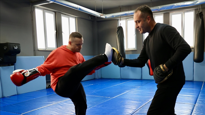 Trabzon\'da yaşayan down sendromlu Emre\'nin ikinci evi spor salonu oldu