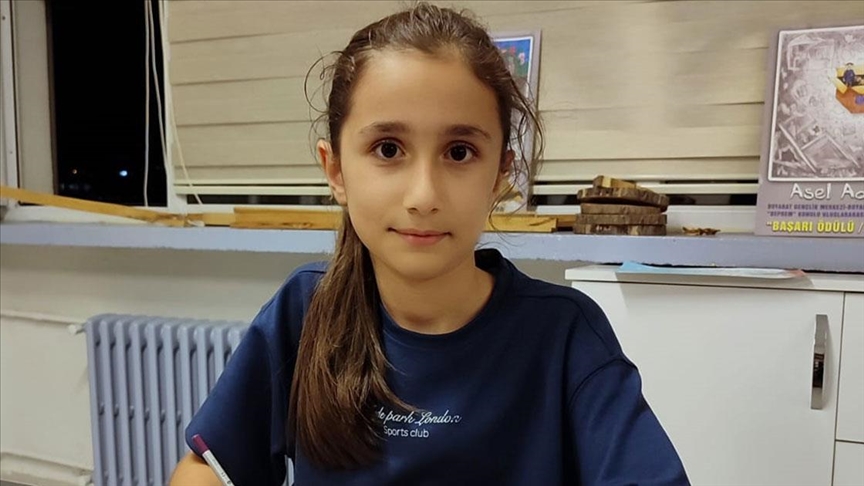 Sinop'ta ilkokul öğrencisi çizdiği karikatürle dünya birincisi oldu