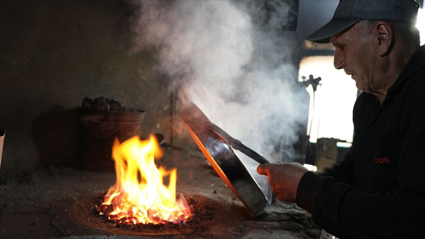 Erzurum\'un son ustalarından Fuat Kavgacı 61 yıldır kalaycılık ateşini söndürmüyor