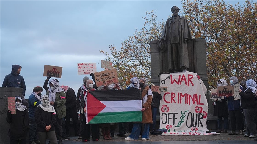 Протест пред Универзитетот Колумбија додека Бил и Хилари Клинтон присуствуваат на панел за мирот на Блискиот Исток