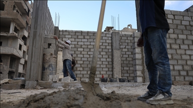 Sirianët përpiqen të rindërtojnë shtëpitë me rrënojat e ndërtesave të shkatërruara në luftë