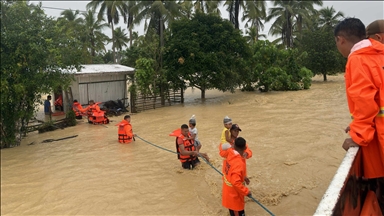 18 загинати и двајца исчезнати поради тајфунот Фунг-вонг кој расели над 2 милиони лица на Филипините