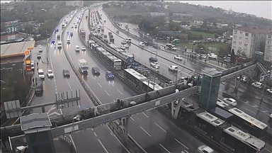 Avcılar'da arızalanan metrobüs yoğunluğa neden oldu