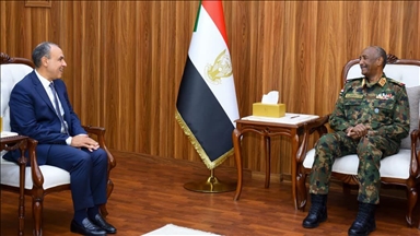 البرهان يبحث مع وزير الخارجية المصري الأوضاع في السودان 