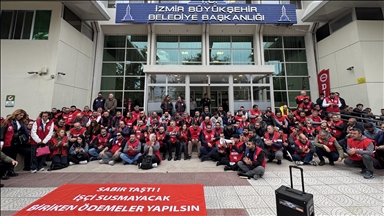 Sosyal haklarını alamayan İzmir Büyükşehir Belediyesi işçilerinden oturma eylemi