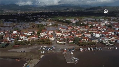 Midilli Adası'ndaki sel birçok ev ve iş yerini sular altında bıraktı