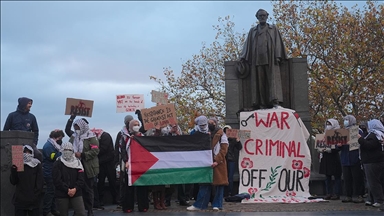 Протест пред Универзитетот Колумбија додека Бил и Хилари Клинтон присуствуваат на панел за мирот на Блискиот Исток