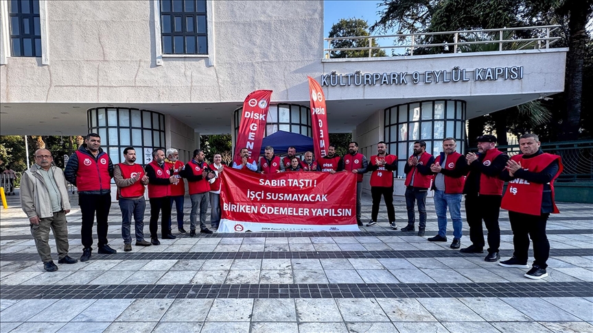 İzmir Büyükşehir Belediyesi işçileri oturma eylemini sürdürüyor