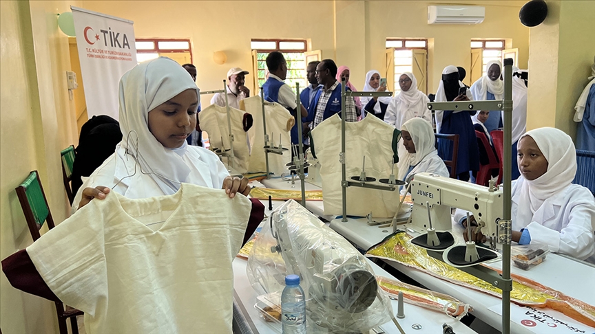 TİKA, Sudan'da bir lisede dikiş eğitim atölyesi açtı