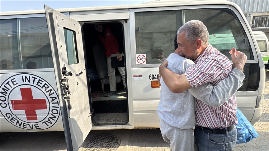 İsrail, serbest bırakıp sınır dışı ettiği Filistinli esirlerin aileleriyle bir araya gelmesini engelliyor