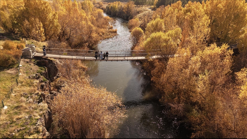 تركيا.. متنزه "إنجي كيفالي" وجهة لتصوير الزفاف بألوان الخريف