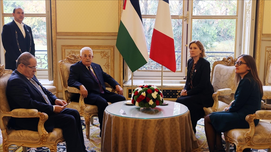 عباس يلتقي رئيسة البرلمان الفرنسي ويدعو لوقف كل ما يقوض حل الدولتين 