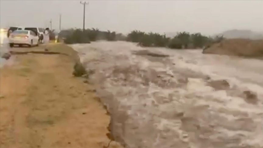 Mekke\'nin güneyinde dünden beri devam eden yağışlar sele yol açtı