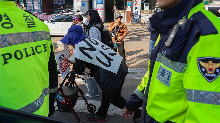 Güney Kore polisi, APEC etkinliğindeki elverişsiz çalışma koşullarını protesto etti 