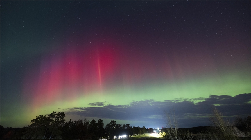 Поларната светлина го обои небото над САД по силните сончеви ерупции