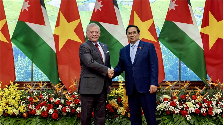 عاهل الأردن يبحث في فيتنام حل الدولتين والالتزام باتفاق غزة