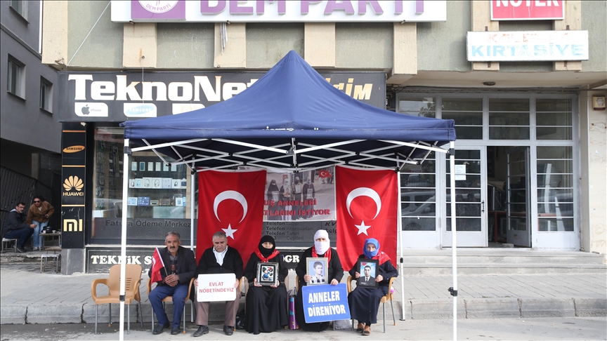 Malbatên Mûşî yên ku dixwazin bigîhîjin ewladên xwe, çalakiya li ber avahiya DEM Partiyê domand